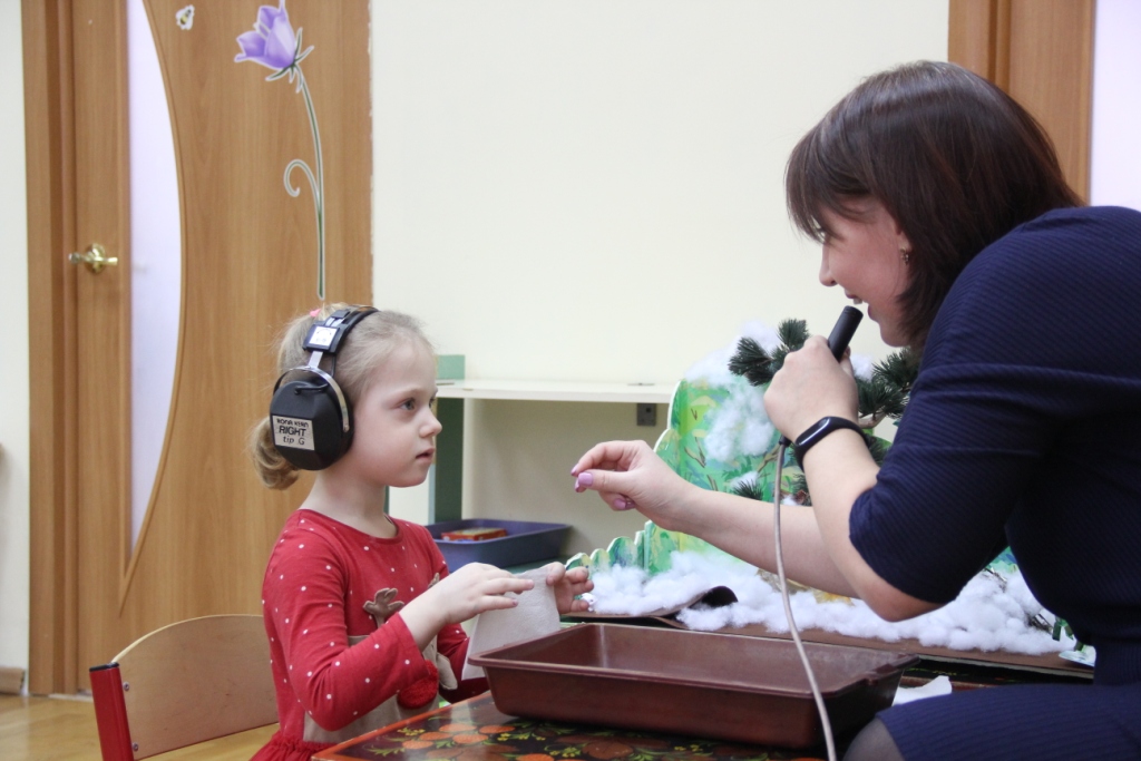 Специальная глухих и слабослышащих. Дети с нарушением слуха в школе. Глухие и слабослышащие дети. Занятия с детьми с нарушением слуха. Коррекционные занятия с детьми с нарушениями слуха.